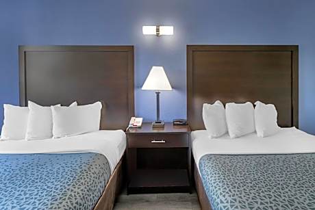 Standard Queen Room with Two Queen Beds and Mobility Accessible Tub