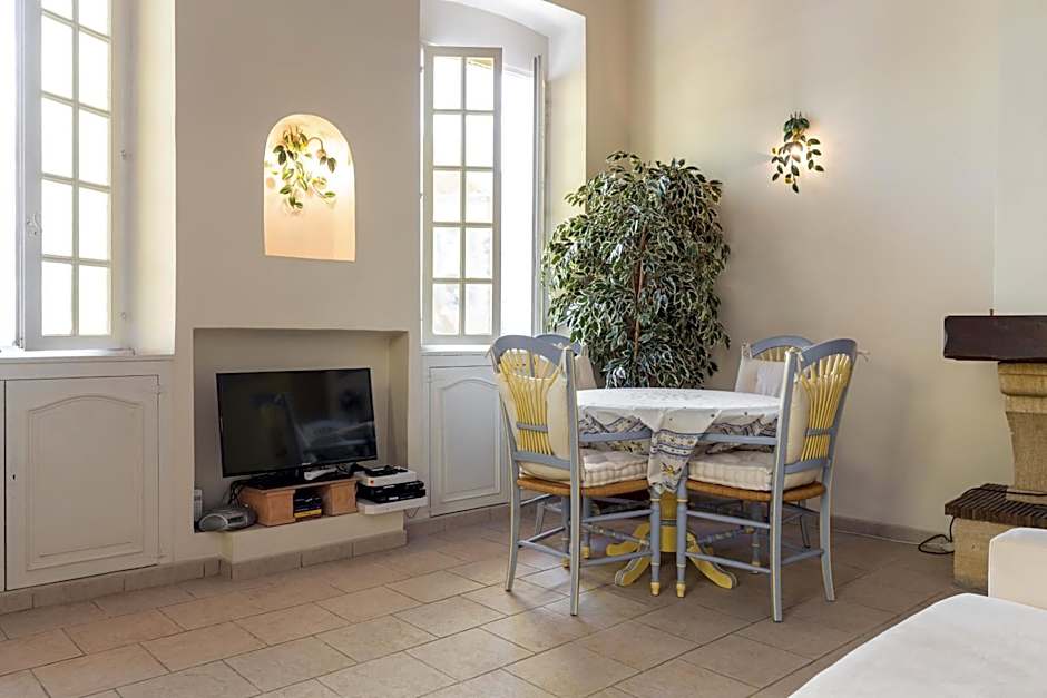 Very charming studio apartment on port in Cannes a short walk to Palais with Aircon and internet 411