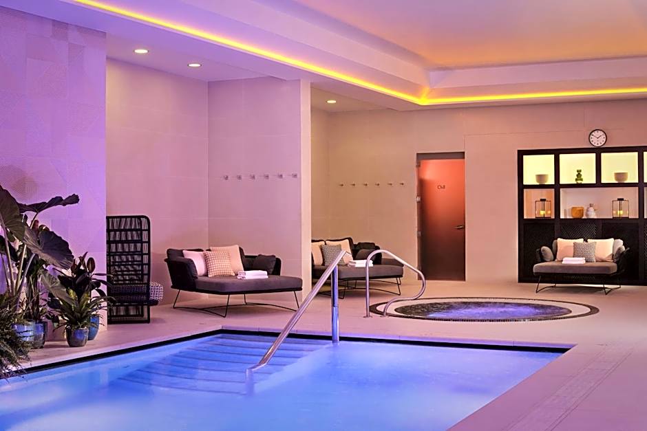 Montcalm East, Autograph Collection