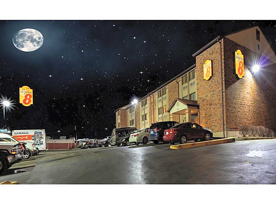 Super 8 by Wyndham St Charles