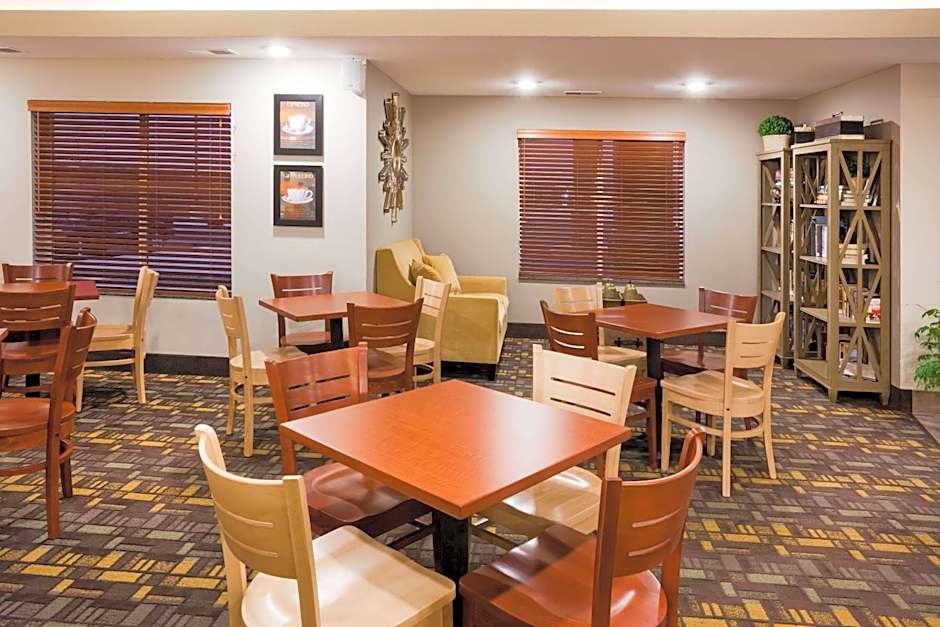 AmericInn by Wyndham DeWitt