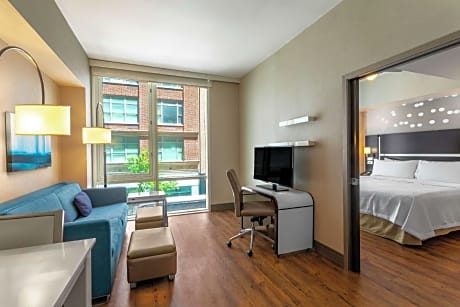 1 King Hearing Accessible Suite Non-Smoking