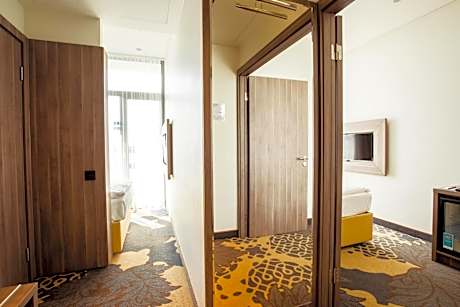 Family Room with Spa access