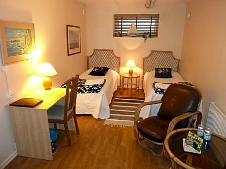 Economy Twin Room with Shared Bathroom