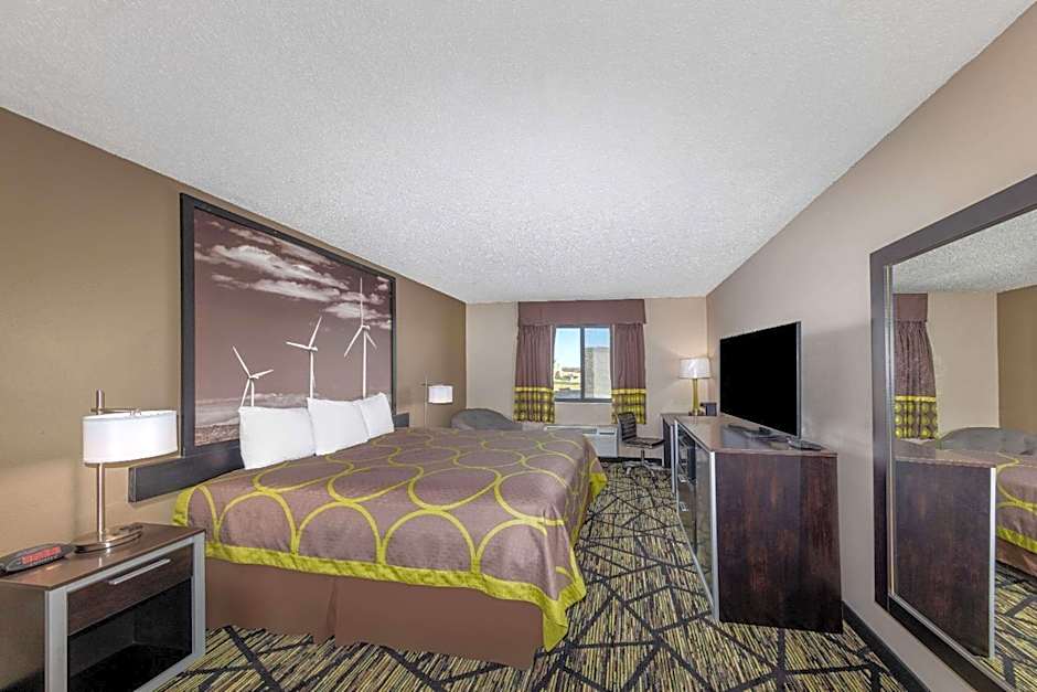 Super 8 by Wyndham Pratt