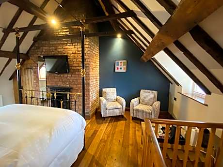 queen-ensuite with jet bath-street view