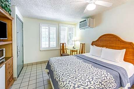 Queen Room - Non-Smoking