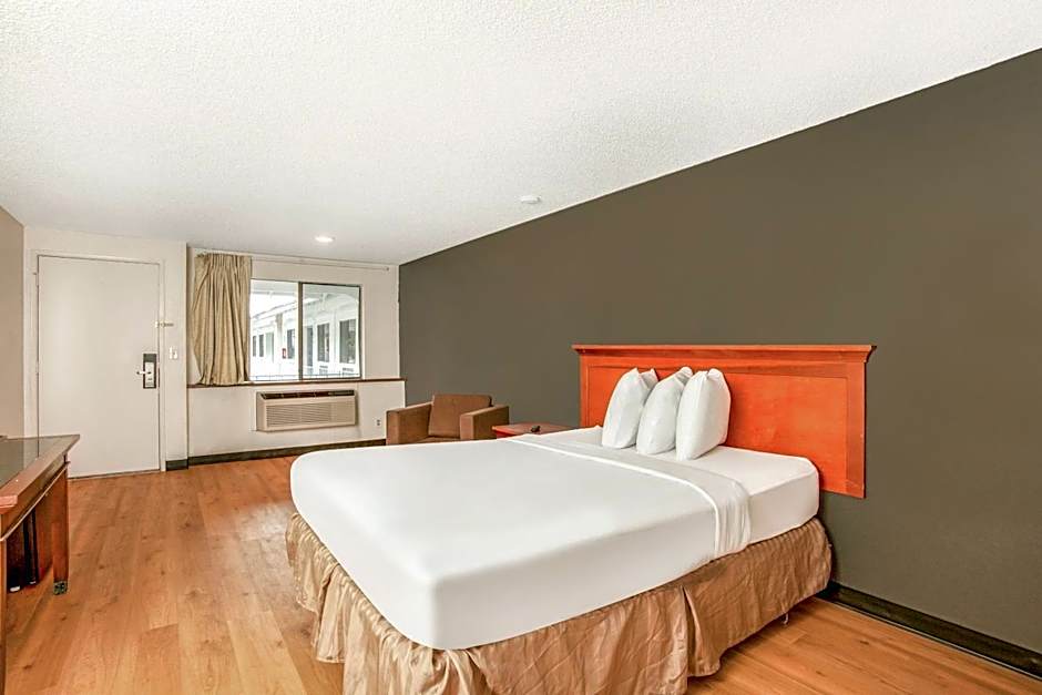 OYO Hotel Centralia - 2 mi from Providence Centralia Hospital