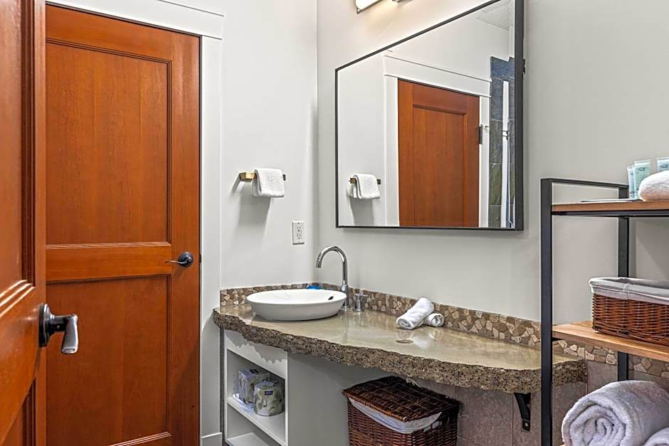 Elevated Penthouse Condo managed by Little Sister Getaways