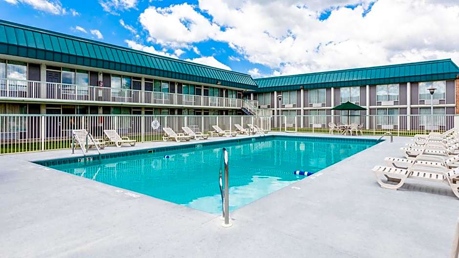 Red Roof Inn & Suites Dekalb