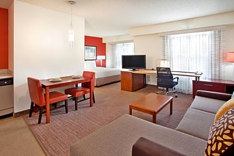 Queen Studio with Sofa Bed - Hearing Accessible