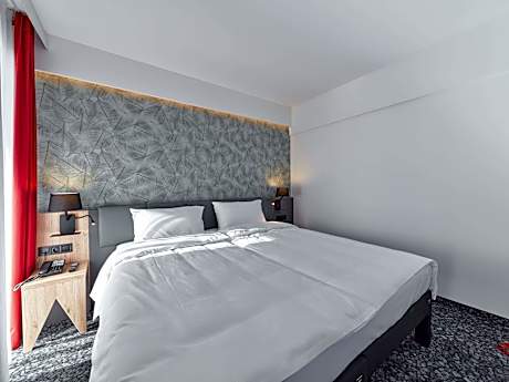 Room with one large bed