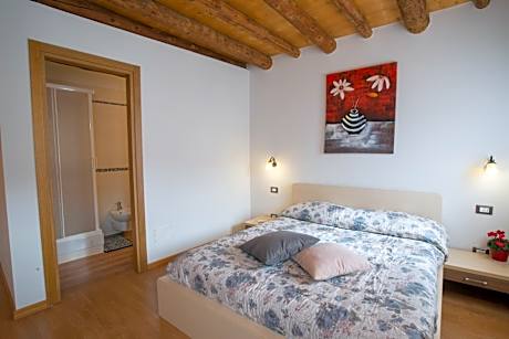 Deluxe Room (2 Adults + 1 Child)