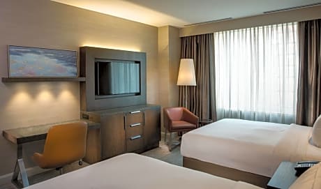 Queen Room with Two Queen Beds and Accessible Tub - Disability Access
