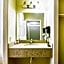 OYO Townhouse Clute Lake Jackson