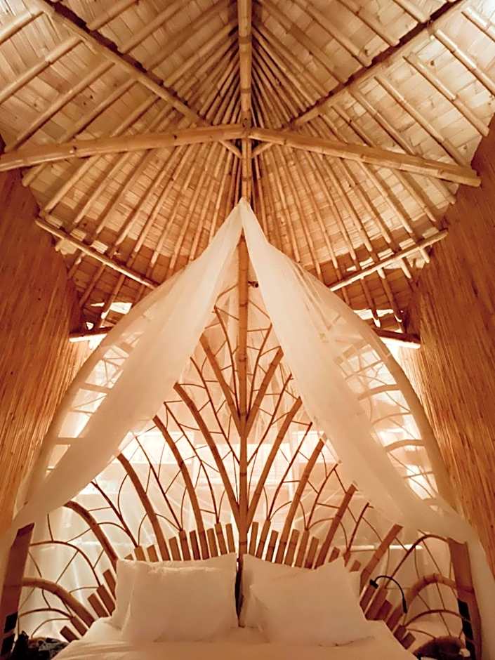 Kini Resort - Oceanfront Bamboo Eco Lodges