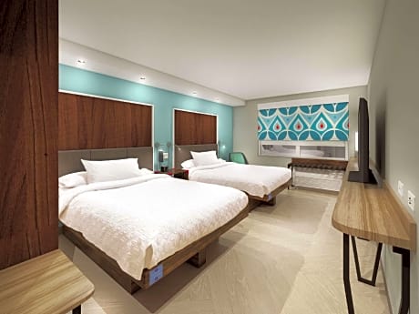 2 QUEEN HEARING ACCESSIBLE ROOM