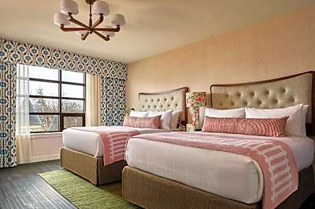 Junior Queen Suite with Roll-In Shower - Mobility Accessible