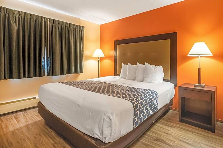 Econo Lodge Inn & Suites Windsor Locks Bradley Airport