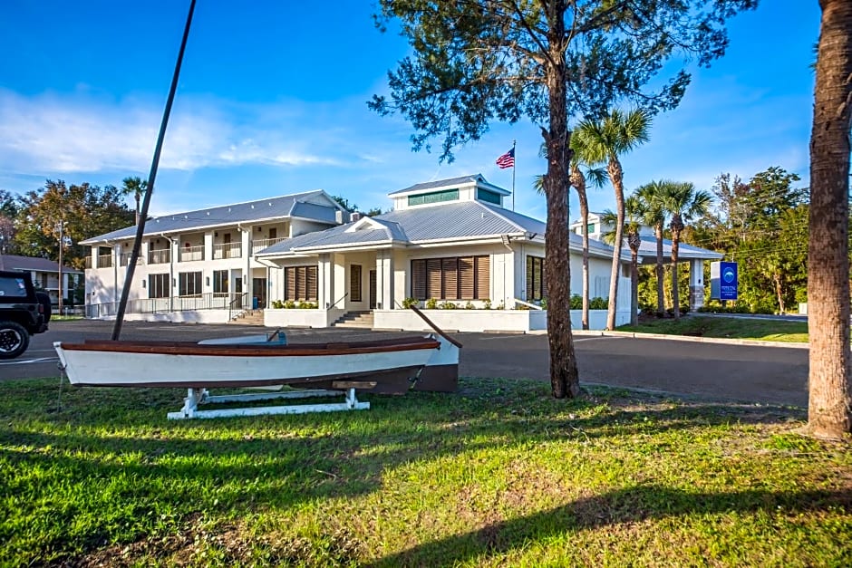 Paddletail Waterfront Lodge