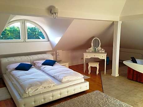 Deluxe Suite with Spa Bath