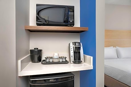 2 Queen Beds Suite Comm Accessible Tub