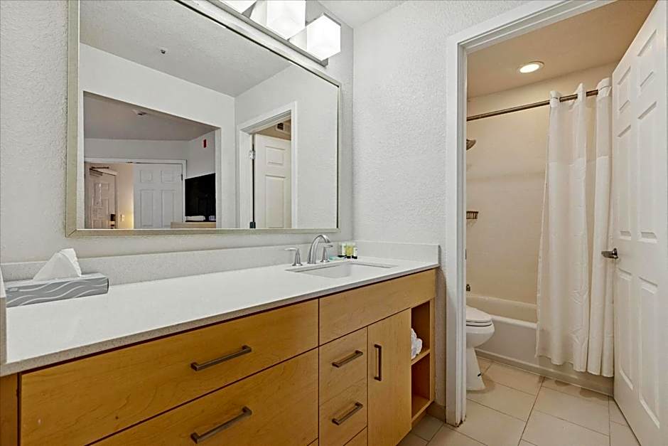 Avia Residences on Lincoln - Extended Stay