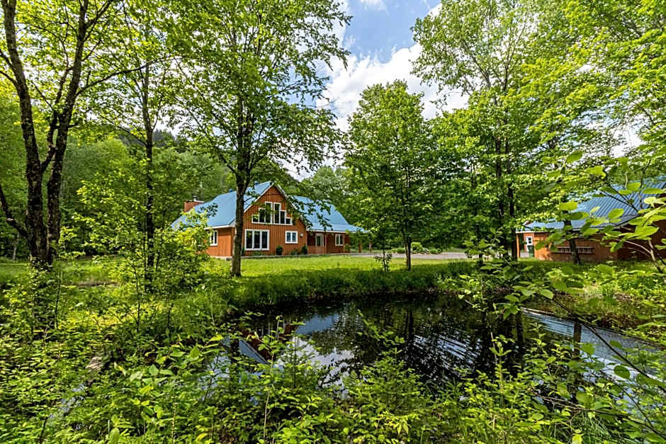 Riverside Stay with Pool Table, Open Air Patio, BBQ