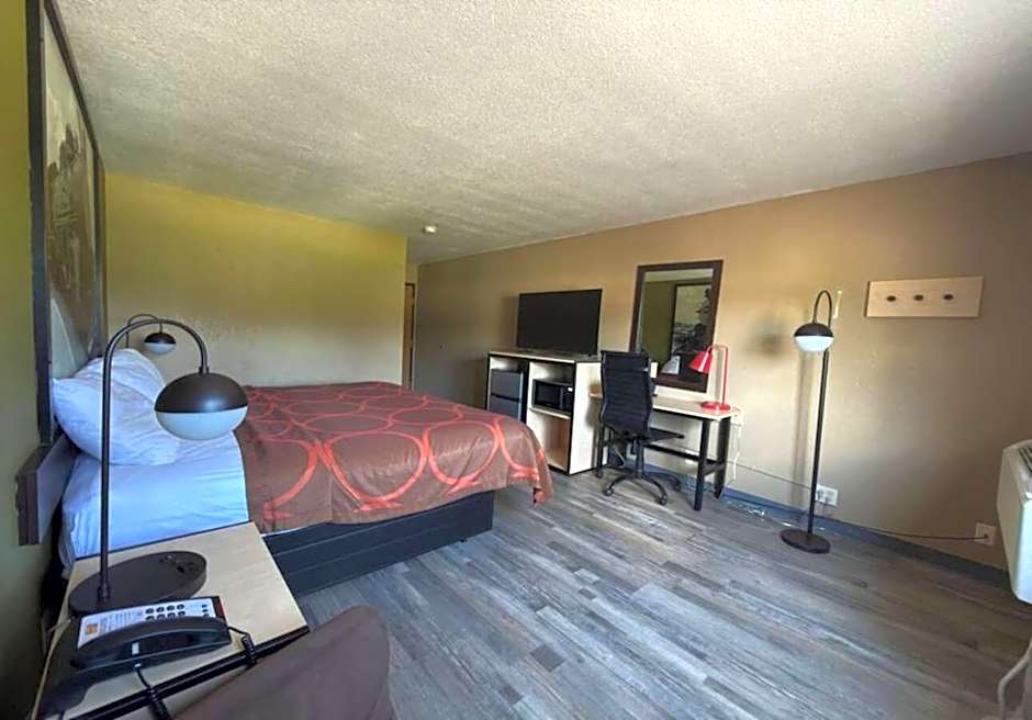 Super 8 by Wyndham Topeka/Wanamaker RD/I-70