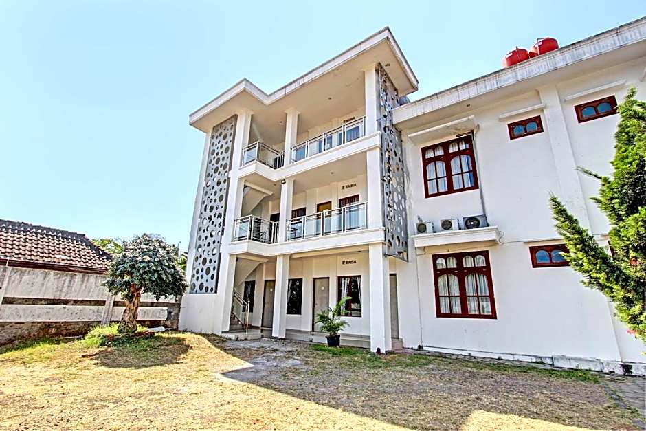 OYO 93011 Hotel Griya Lestari Pati 2