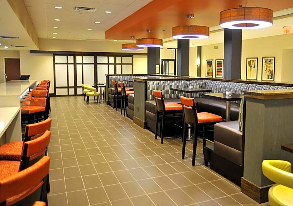 Holiday Inn and Suites Charleston West By IHG