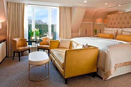 Executive Room, Larger Guest room, 1 King