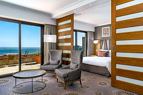 Deluxe King Suite with Lagoon View
