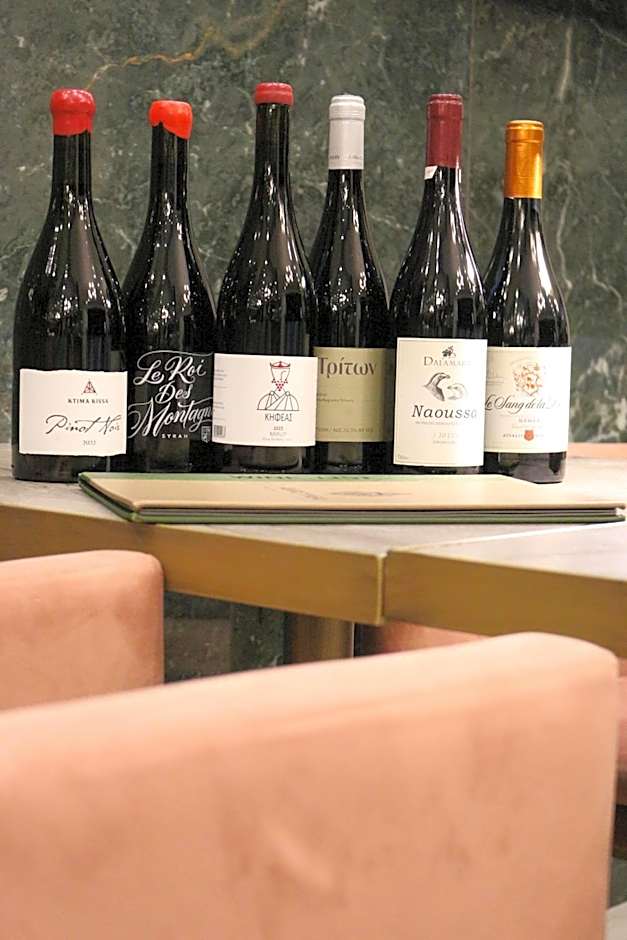 AKROTHEA suites & lounge