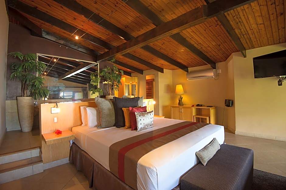 Coco de Mer and Black Parrot Suites