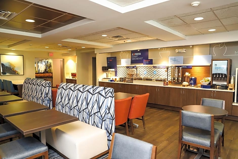 Holiday Inn Express & Suites Donegal