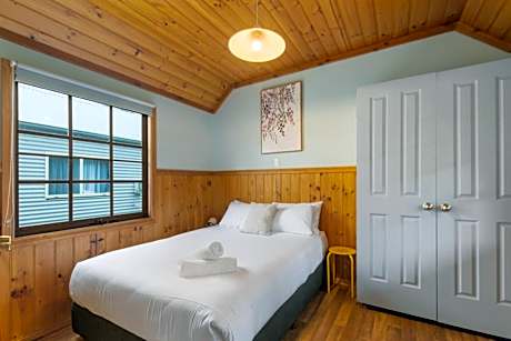 Standard Poolside One-Bedroom Cabin