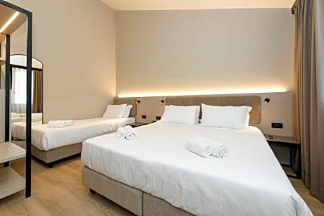 Classic Family Room with One Queen Bed and Two Single Beds - Non-Smoking