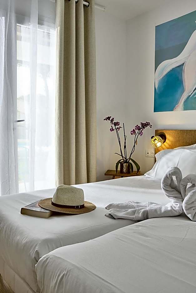 Artemia Aigues-Mortes - Hôtel avec piscine - Bornes électriques - Parking privé - Local vélo-moto