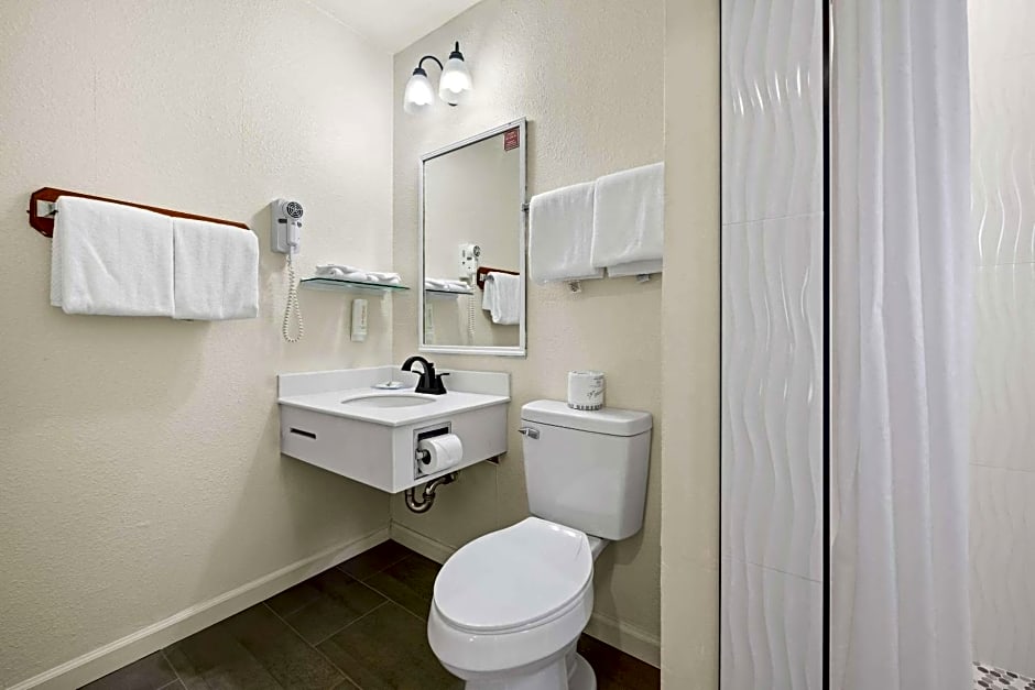 Econo Lodge Inn & Suites Heavenly Village Area