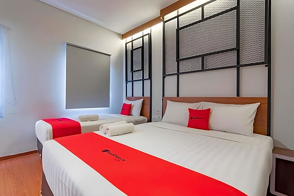 RedDoorz Plus @ Doorman Guest House