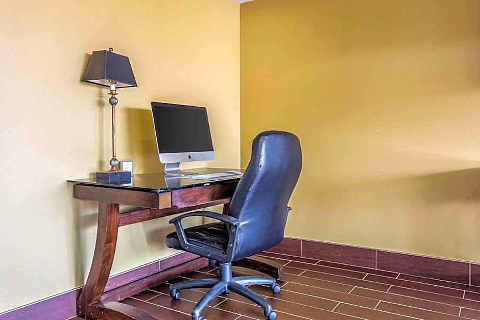 Quality Inn & Suites near Robins Air Force Base