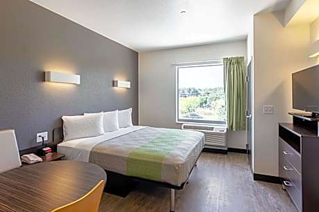 Deluxe King Room - Non-Smoking