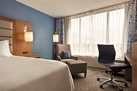 Queen Bed-Accessible-Tub-Non-Smoking