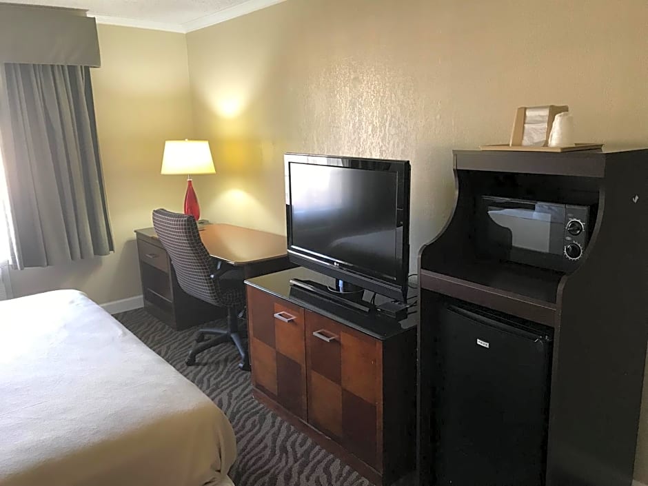 Hometown Inn & Suites