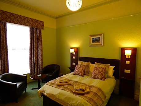 Family room-Family-Ensuite with Bath-Street View-Shower Bath Room 5