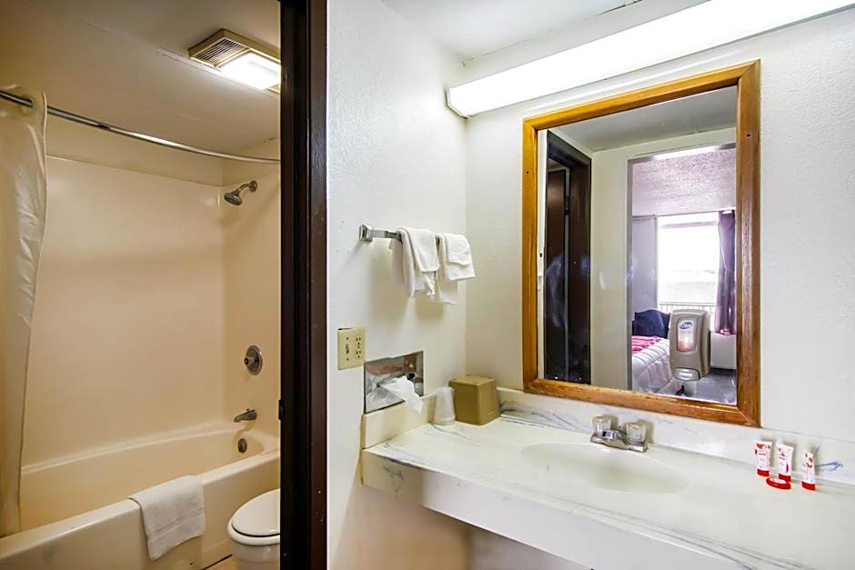 OYO Hotel Hutchinson KS West 4th Ave