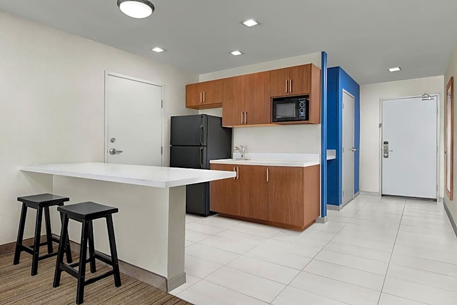 Holiday Inn Express Hotel & Suites Marina by IHG