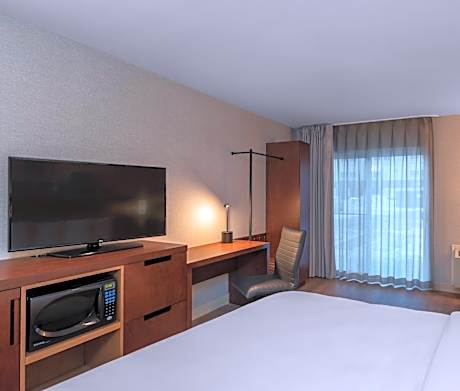 King Room - Non Smoking/Upper Floor