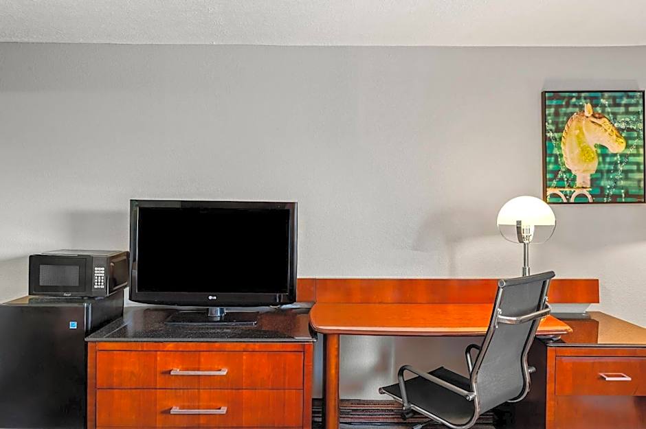 Travelodge by Wyndham Bloomington 